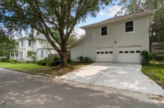 Historic Downtown Carriage House & Oaisis Hotels in 