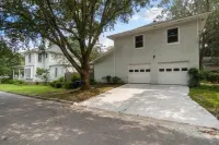 Historic Downtown Carriage House & Oaisis
