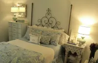 Adorable Amagansett Cottage, Walk to Town or Beach Hotels in Amagansett