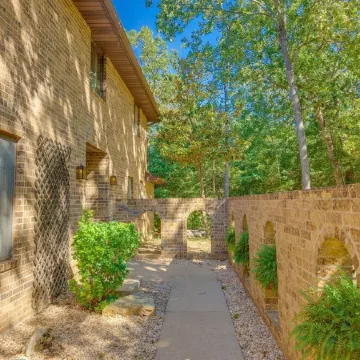 Huge 3 Story House Minutes From The Lake!
