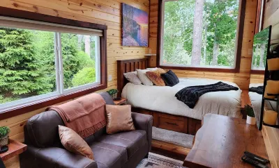 Near Pictured Rocks and trails, access to AuTrain river, with private hot tub Các khách sạn gần Bay Furnace Federal Park