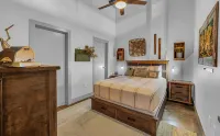 Waco Memory Lane, Downtown Luxury Loft- Steps to Silos/Baylor/McLane