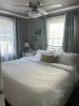 Charming Cottage Walking Distance to Downtown! 2 King beds and gas fire pit - บังกะโล