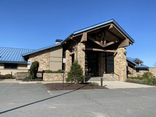 Pocono Lake,Arrowhead Community, Hot Tub, Ping-Pong Table, Fire Pit, outdoor BBQ