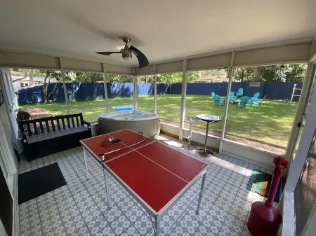 Relaxing FUN Home- short walk to Rainbow River Отели в г. Даннеллон