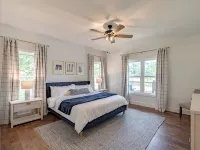 Porch-lovers Paradise! SLEEPS 11-12. Multiple fire pits. Only 0.8mi to boat ramp Hotels in Grayson County