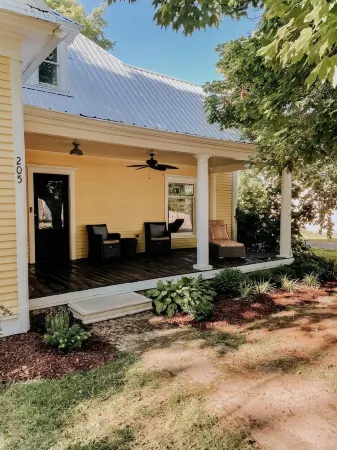 The Yellow House - Hidden Gem in heart of Portland