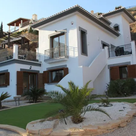 Beautiful Detached Spacious Villa, Amazing views, Private Heated Pool, WiFi, A/C