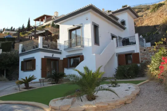 Beautiful Detached Spacious Villa, Amazing views, Private Heated Pool, WiFi, A/C