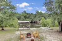 Cypress Landing: Riverfront w/ Private Dock and Beach Hotel di Lafayette County