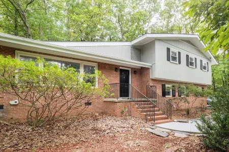 Chapel Hill Nature Retreat with Room for the Entire Family Отели рядом с достопримечательностью «Университет Северная Каролина в Чапел Хилл»