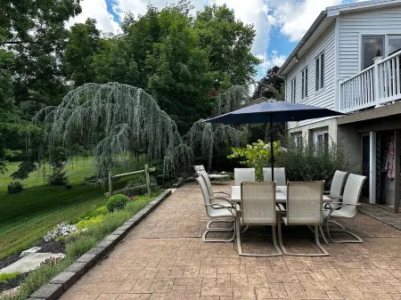 Cozy, 4 bedroom, 2 1/2 bath, Hot tub/Swim spa, 10 minutes to Hershey attractions Отели в г. Лебанон Каунти