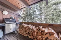 Awesome Mammoth Condo in Ideal Location near Slopes & Adventure