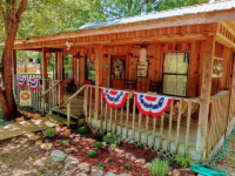 Stunning  Cabin. On a Mountain Ridge! Perfect vacation getaway for all ages! Hotels in Izard County