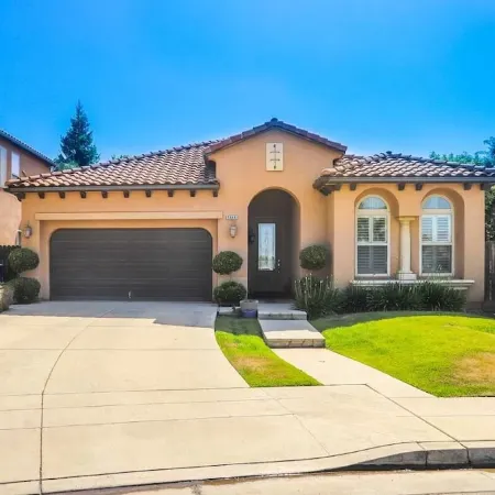 Spacious 4-bedroom house with pool and spa in north Fresno