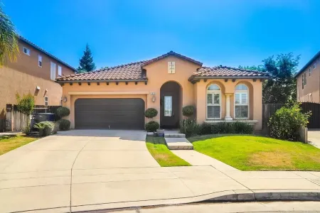 Spacious 4-bedroom house with pool and spa in north Fresno Отели рядом с достопримечательностью «Deran Koligian Stadium»