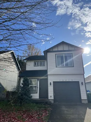Beautifully remodeled full house close to restaurants and food carts.