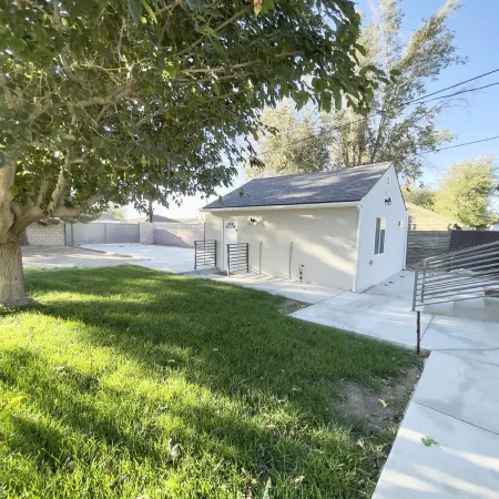 New 3 BR, Gated Parking, Sleep 8, Walk to BLVD