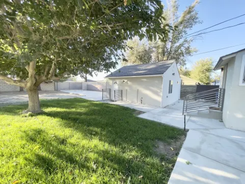 New 3 BR, Gated Parking, Sleep 8, Walk to BLVD