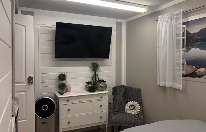 *STAY & PLAY* 5000 sq. Gym, Custom Master & Loft!