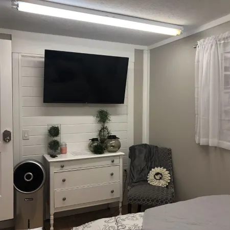 *STAY & PLAY* 5000 sq. Gym, Custom Master & Loft!