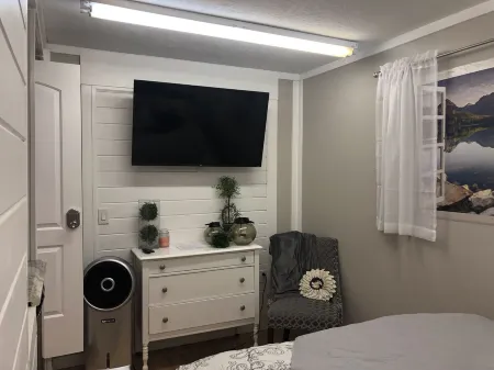 *STAY & PLAY* 5000 sq. Gym, Custom Master & Loft!