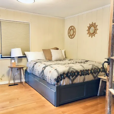 Mid century riverfront cabin. Hot tub, Pet friendly, Riverview