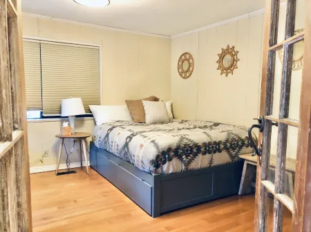 Mid century riverfront cabin. Hot tub, Pet friendly, Riverview