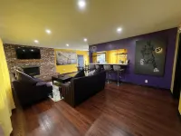 The Purple & Gold House *Near Disneyland, Beaches & Knotts