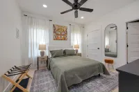 Stunning modern 2-bedroom Aframe with Barren River lake view near Mammoth Cave