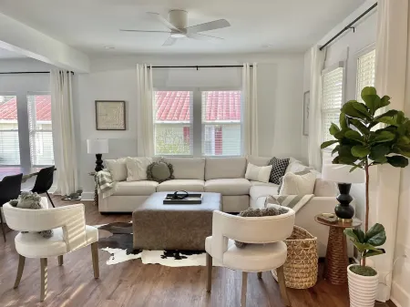 Phenomenal in Fuquay-Sleeps 11- Weddings, Pets, Minutes to High Grove Estates!!! Отели рядом с достопримечательностью «Samantha's Jewelry Design & Repair»