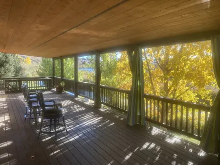 Spacious River House minutes to Hot Springs & WY Dino Center Отели рядом с достопримечательностью «Swinging Bridge»