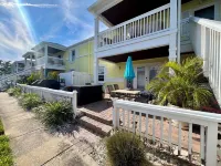 Large 1 Bedroom w/ Large Patio, Kayaks, Pickleball Courts, and on the Bay