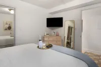 Upscale 2BR Apartment with Patio 블루밍데일 호텔