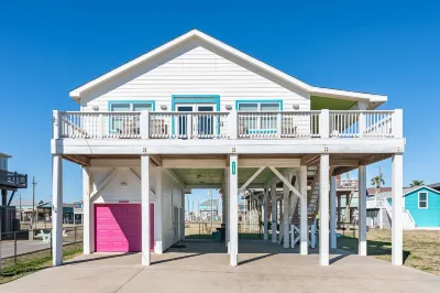 New! Listing Discounts! Short Walk to Beach - 2Br -Dogs OK Hotels near Crystal Beach Spot