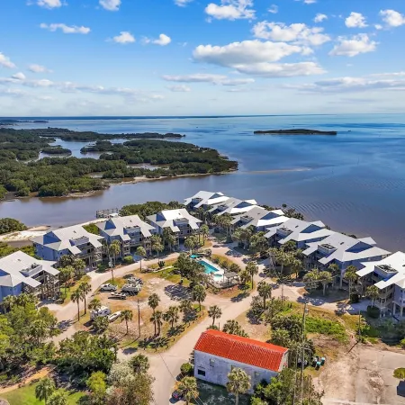 3 Pelicans - Waterfront Condo w Pool & Boat Trailer Parking