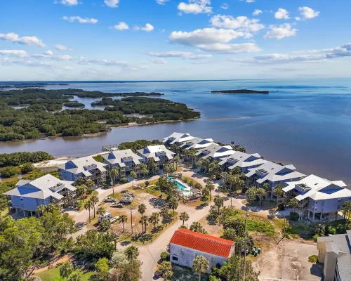 3 Pelicans - Waterfront Condo w Pool & Boat Trailer Parking Hotels in Cedar Key