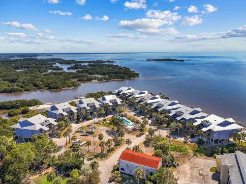 3 Pelicans - Waterfront Condo w Pool & Boat Trailer Parking