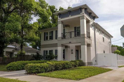 Charming 3/2 townhome in Tampa Heights - walk to Armature Works/Tampa Riverwalk - Bungalows