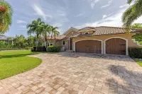Luxurious Villa with Pool, Close to Sanibel Island