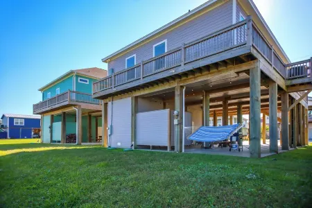 Southern Sandcastles 3-bdrm house in Crystal Beach Steps to the Beach Grill WiFi