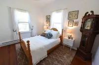 Uptown Port Townsend: Modern Amenities & Victorian Charm Hotels in Port Townsend