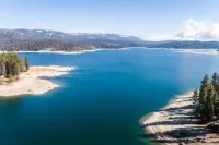 Luxurious Escape-DOUBLE Masters and GOURMET Kitchen with New air conditioning