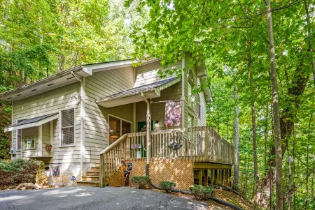 1 Bedroom, Sleeps 4, Minutes To Downtown Gatlinburg, Pool Table Отели рядом с достопримечательностью «Саглендс Вэлли Нейчер Трейл Паркинг»