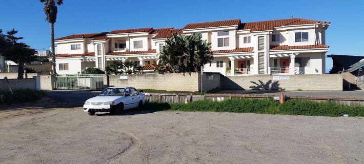 BEACH FRONT CONDO IN OCEANO Hotele w: Oceano
