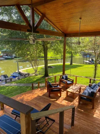 Remodeled Lake Home In Quiet Cove Отели в г. Тул