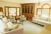 Classic Edgartown Colonial in Lovely Quiet Neighborhood
