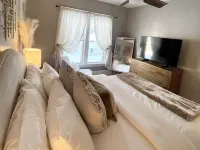 Cozy Home with LOTS of space- Less than 1 mile to ISU & IWU, 5 miles to airport ノーマルのホテル