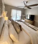 Cozy Home with LOTS of space- Less than 1 mile to ISU & IWU, 5 miles to airport