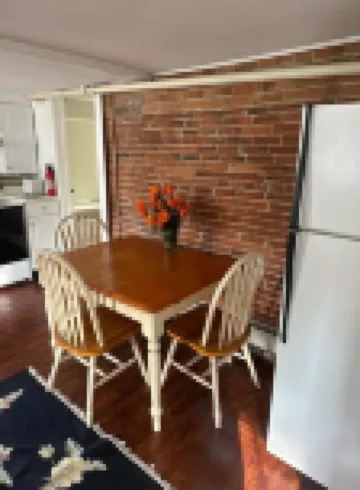 Studio Apt with Full Kitchen. 1 minute stroll over picturesque bridge into town.